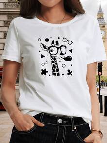Modern Giraffe With Large Glasses Reflecting Fun, Confidence And A Cheerful Attitude, Accompanied By Geometric Figures And Bubbles That Evoke Positive Energy. Casual Women's T-Shirt For Everyday Wear. - 白色 - 查看 1