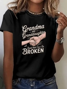 Intertwined Hands Representing The Eternal Bond Between Grandmother And Granddaughter, A Symbol Of Family Love And Unwavering Support. Casual Women's T-Shirt For Everyday Wear, Comfortable And Stylish. - 黑色 - 查看 1