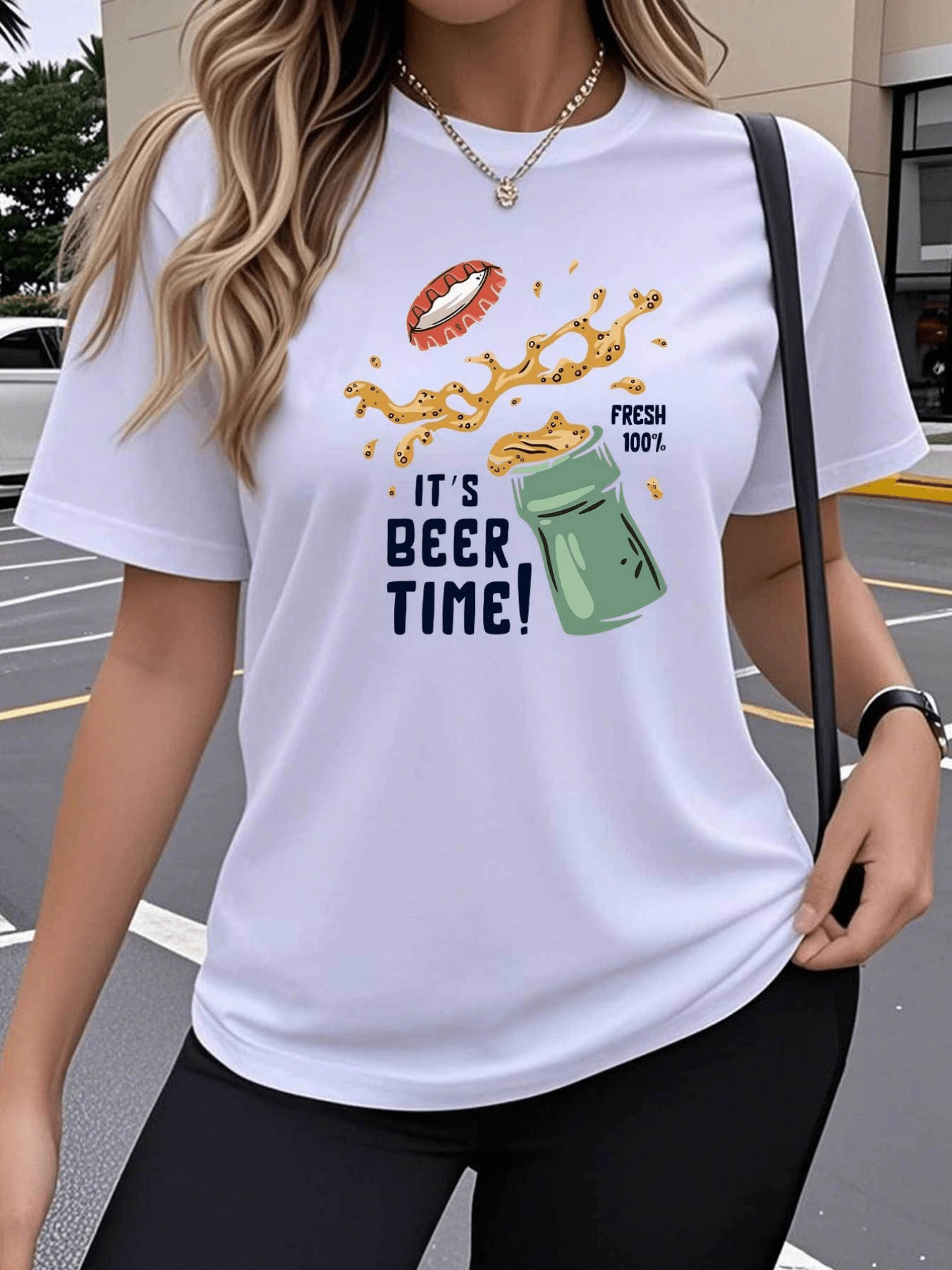 Beer Splashing From A Glass, Accompanied By Red Lips, Symbolizes Energy, Fun, And A Free Spirit-Perfect For Gatherings With Friends. A Casual And Modern Women's T-Shirt. - 白色 - 查看 1