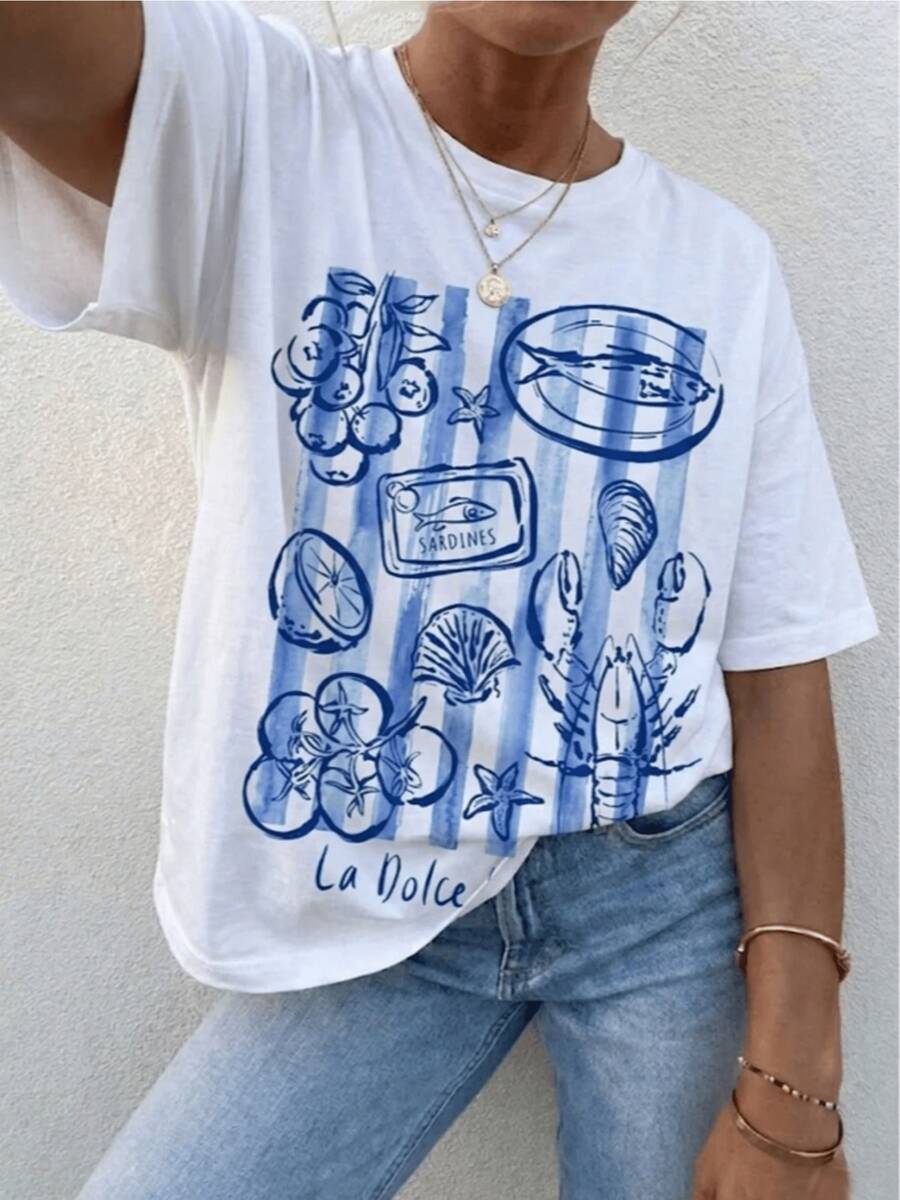 Marine Motifs With Lobster, Shells, Tomatoes, And Blue Sardines Evoke The Charm Of The Mediterranean And The Pleasure Of A Peaceful Life By The Sea. A Comfortable, Modern, Casual Women's T-Shirt. - 白色 - 查看 1