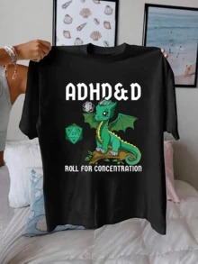 Dragón verde con alas abiertas sosteniendo un dado mágico sobre una rama simbolizando fantasía creatividad y enfoque camiseta de mujer casual moderna para juego y diversión - Negro - Ver 1