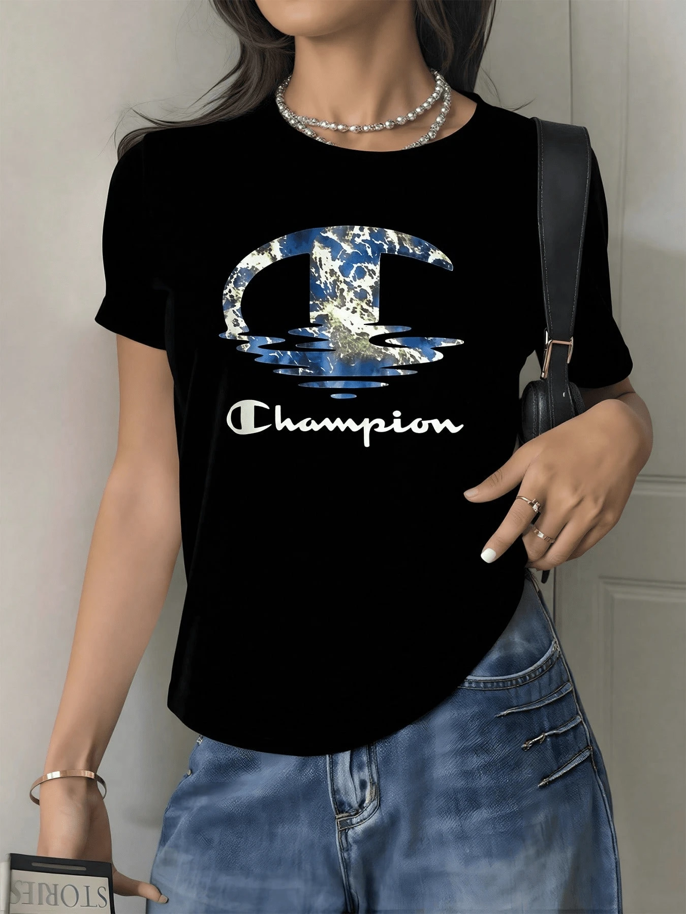 Abstract Symbol Evoking Inner Strength And Balance Between Water And Sky With Blue And Gold Nuances Reflecting Movement And Serenity. Modern Casual Women's T-Shirt For Elegant And Comfortable Everyday Wear. - 黑色 - 查看 1