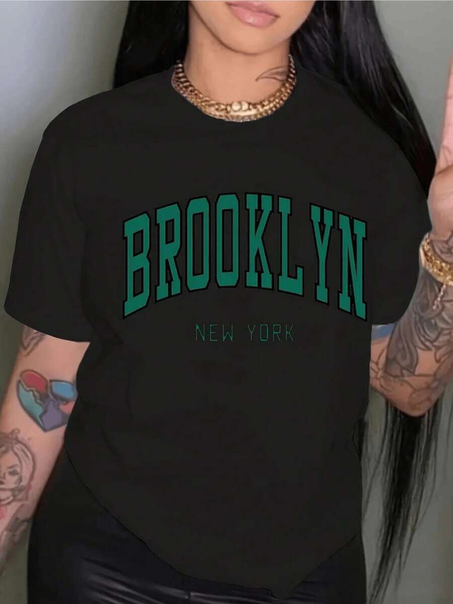 Iconic Text Representing The Urban Spirit And Vibrant Energy Of Brooklyn With Bold Green Lettering On A Dark Background Evoking Freedom, Movement, And A Modern Attitude. Comfortable Casual Women's T-Shirt For Everyday Wear. - 黑色 - 查看 1