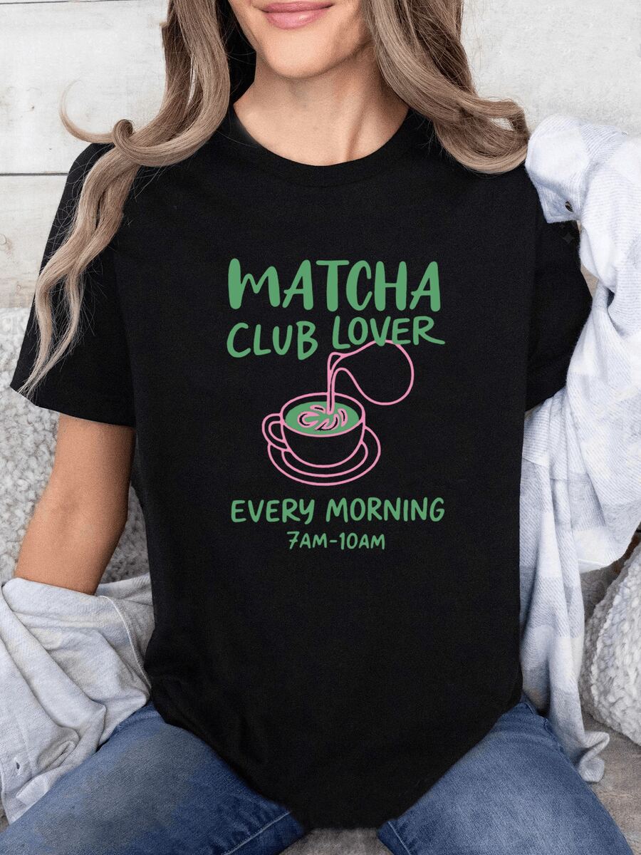 Taza humeante con letras verdes que invitan a disfrutar del té matcha cada mañana representando calma energía y conexión con el momento camiseta de mujer casual cómoda y moderna - Negro - Ver 1