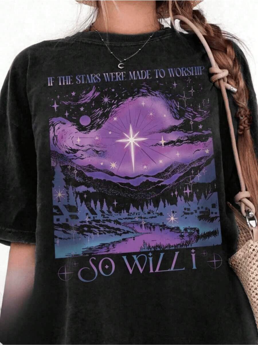 Night Landscape With Mountains Reflected In A Lake Under A Purple Sky Full Of Stars That Evoke Serenity And Spiritual Connection. Modern, Comfortable, And Elegant Women's T-Shirt For Everyday Wear. - 黑色 - 查看 1