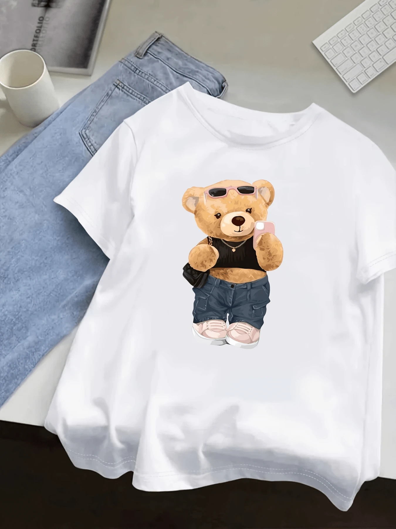 Un tierno oso con gafas de sol y teléfono móvil que transmite alegría confianza y un estilo moderno casual lleno de energía juvenil ideal para expresar personalidad divertida y única camiseta de mujer cómoda y versátil - Blanco - Ver 1