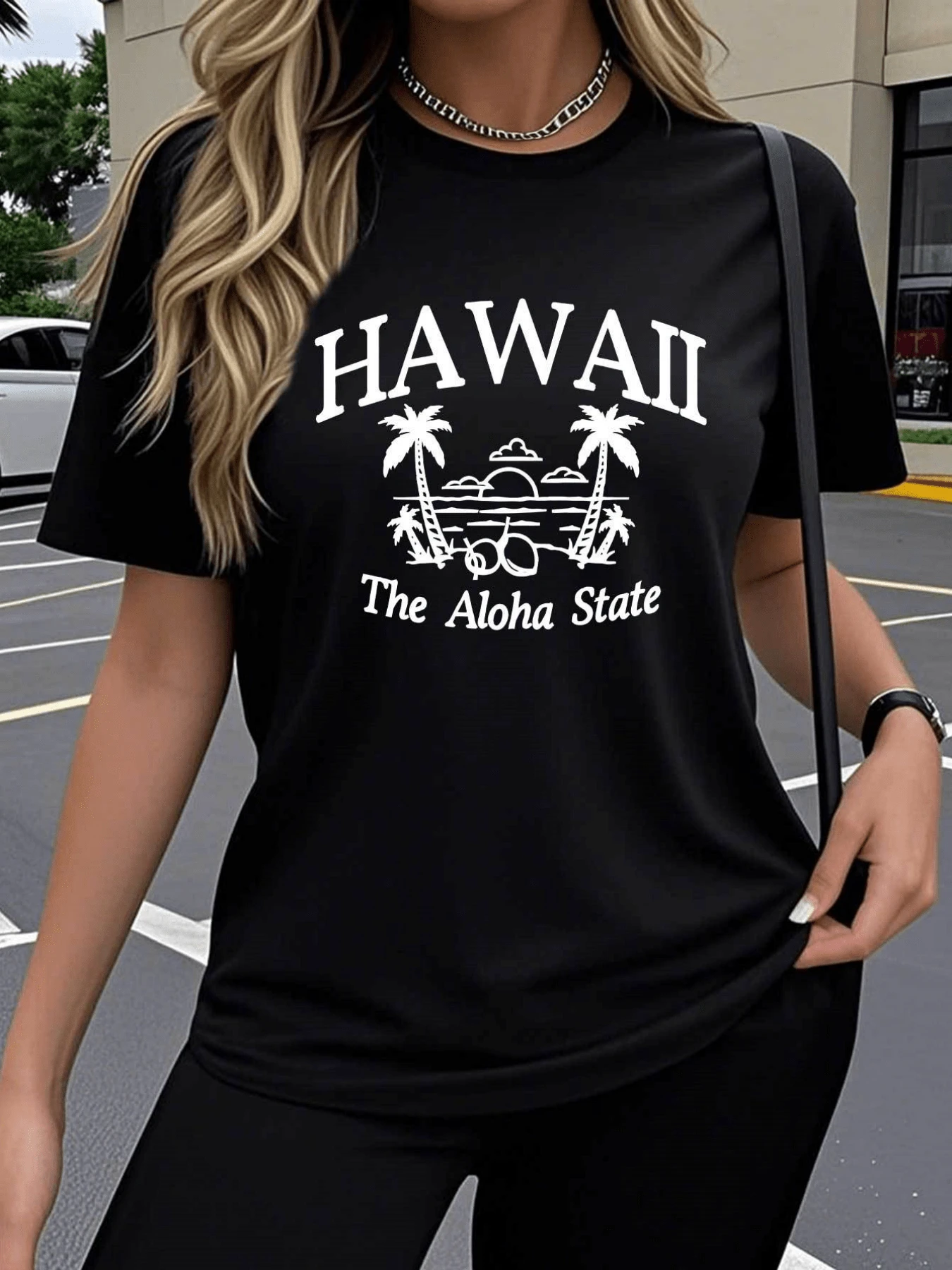 Tropical Sunset With Palm Trees And Sea Evoking The Calm And Free Spirit Of The Hawaiian Islands. Women's T-Shirt With The Phrase "The Aloha State" And Relaxed Casual Style. - 黑色 - 查看 1