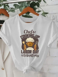 A Smiling Chef's Figure Holding Kitchen Utensils Celebrates The Spirit Of Work And Dedication In A Festive Atmosphere With A Motivational Message. A Modern, Comfortable, Casual Women's T-Shirt For Everyday Wear. - 白色 - 查看 6