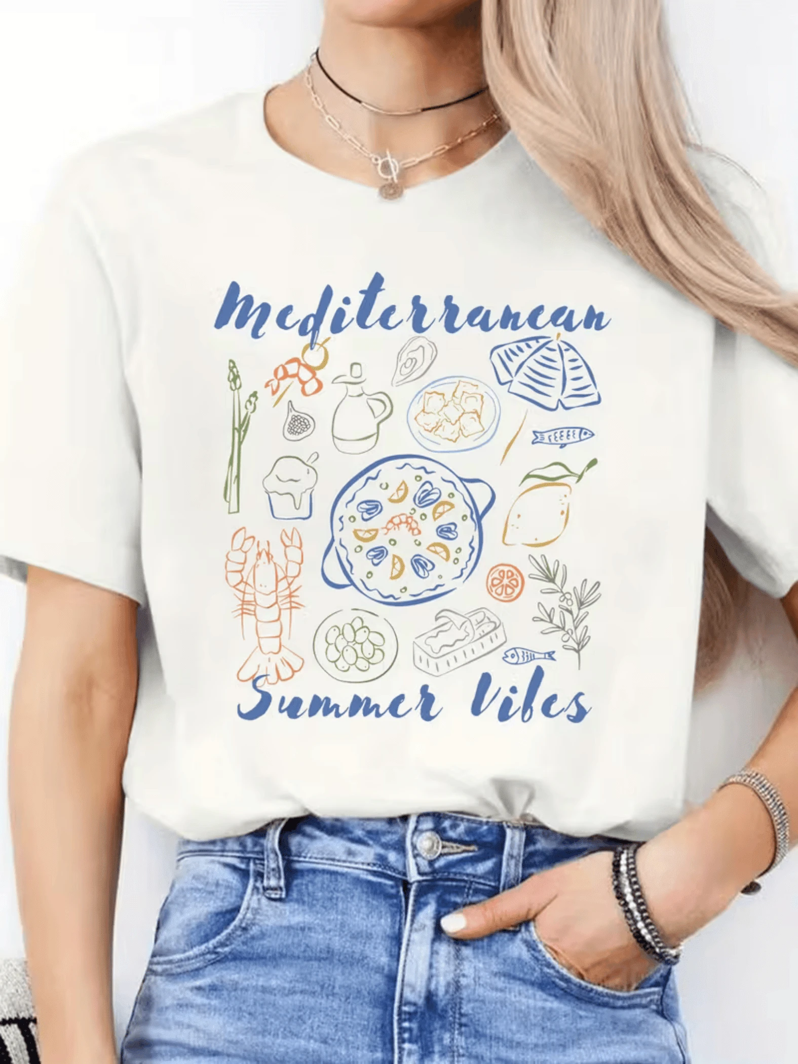 Drawings Inspired By Mediterranean Cuisine With Seafood, Fruits, Herbs And Summer Elements That Evoke The Freshness Of The Sea And The Charm Of Summer. Women's Casual, Modern, Comfortable T-Shirt For Sunny Days. - 白色 - 查看 1