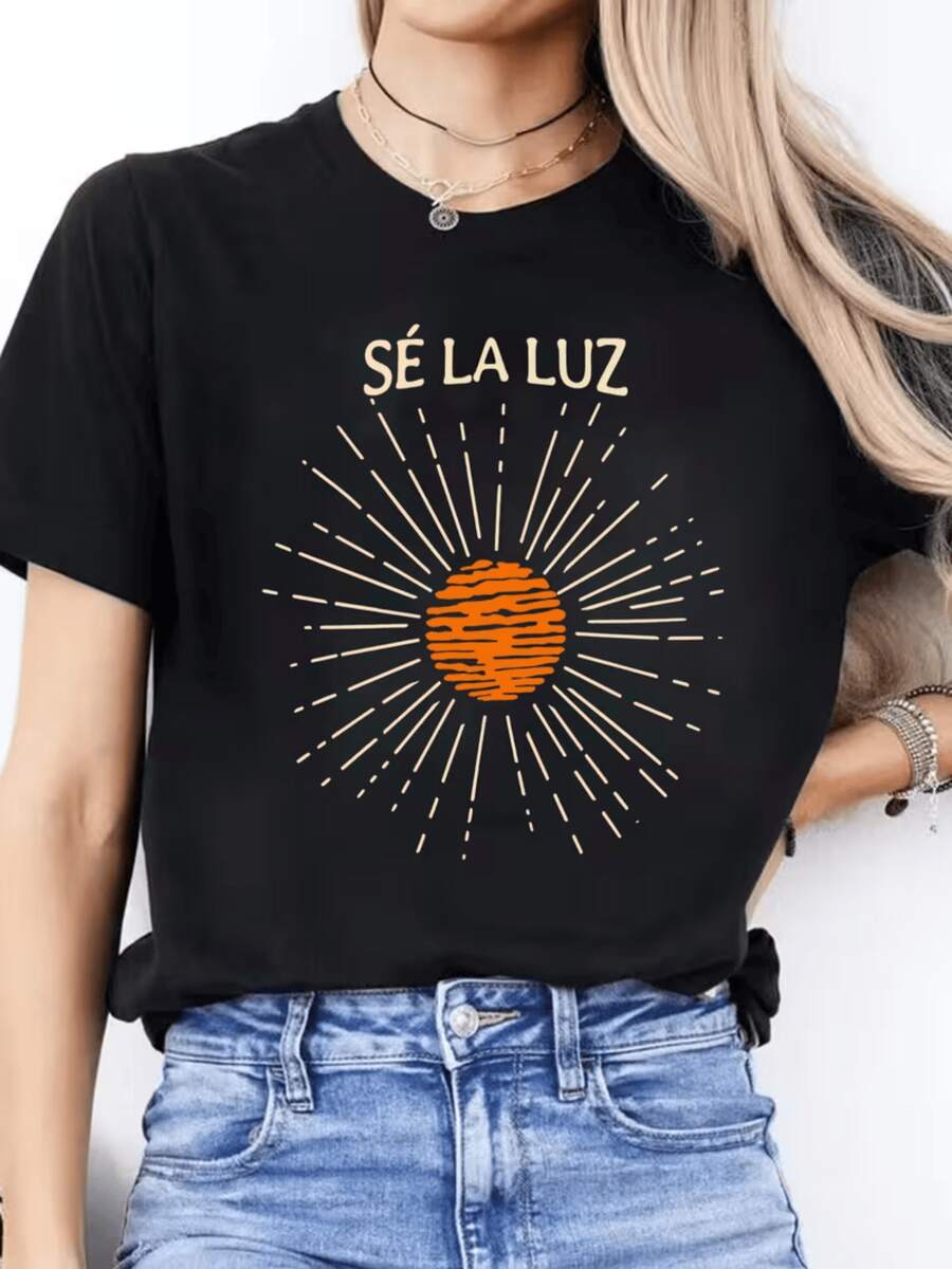Sol radiante que simboliza la esperanza y la energía interior extendiendo rayos dorados que inspiran positividad y fuerza espiritual camiseta de mujer con mensaje motivador casual moderna para uso diario - Negro - Ver 1
