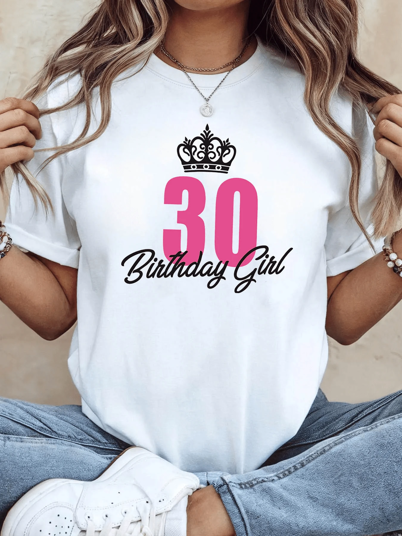 Corona elegante sobre número treinta en rosa simbolizando orgullo alegría y energía de celebrar una etapa plena de vida camiseta de mujer para cumpleaños especial cómoda y moderna - Blanco - Ver 1
