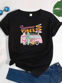 Furgoneta rosa junto al perro dorado con tablas de surf y señales de arena playa sol transmite energía veraniega libre llena de aventura camiseta de mujer moderna para días soleados - Negro - Ver 6