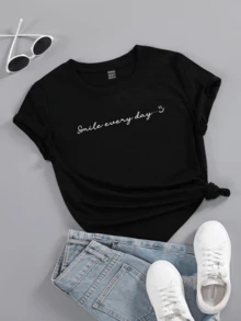 Frase Sonríe cada día" escrita con trazo suave que inspira energía positiva y recuerda mantener una actitud alegre y optimista camiseta de mujer casual cómoda para uso diario - Negro - Ver 8
