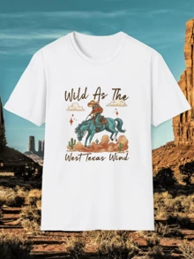 Jinete con sombrero cabalgando entre cactus bajo el viento libre de Texas simbolizando fuerza aventura y alma del oeste camiseta de mujer cómoda casual ideal para días soleados - Blanco - Ver 1
