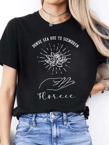 Flor de loto abierta que simboliza el crecimiento interior y la esperanza mientras una mano sostiene la fuerza de florecer con energía positiva camiseta de mujer casual moderna - Negro - Ver 1