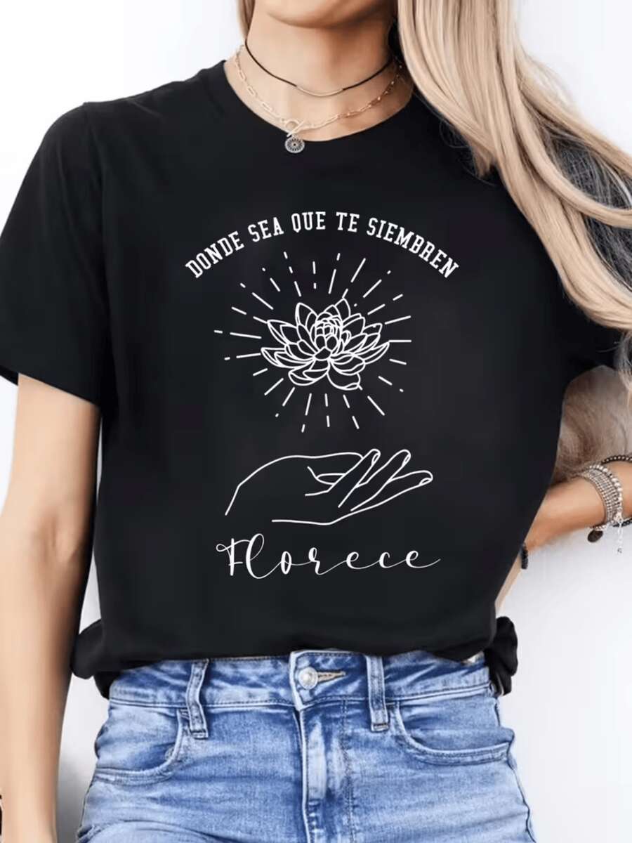 Flor de loto abierta que simboliza el crecimiento interior y la esperanza mientras una mano sostiene la fuerza de florecer con energía positiva camiseta de mujer casual moderna - Negro - Ver 1