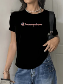 A Symbol Of Freedom And Pride, With Lettering Decorated In The Colors Of The American Flag, Highlighting A Spirit Of Strength And Confidence. A Modern, Comfortable, Casual Women's T-Shirt For Everyday Wear. - 黑色 - 查看 6