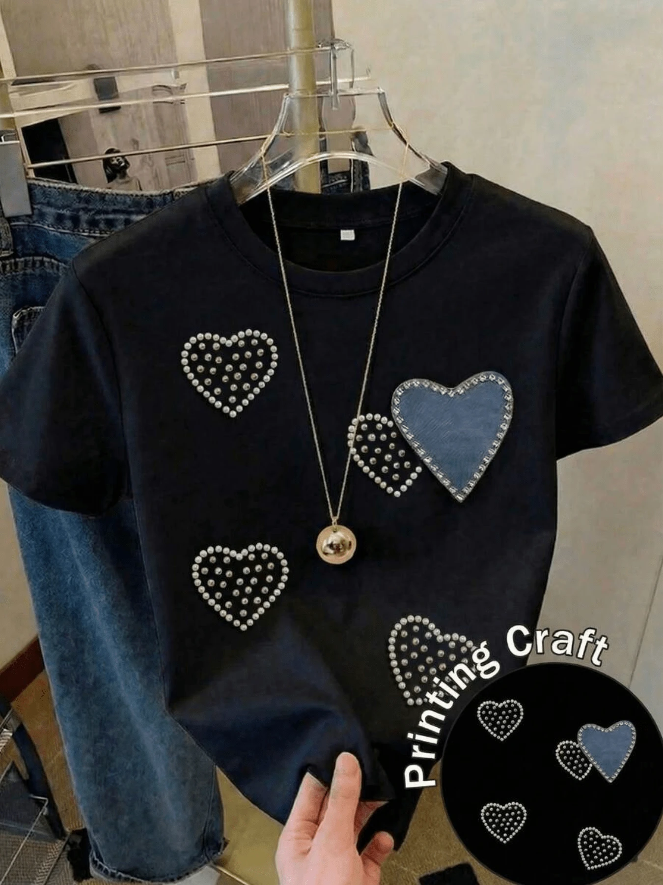 Sparkling Hearts Symbolize Tenderness And Inner Strength; Each One Reflects Love And Positive Energy, With Metallic Details And Texture That Evoke Balance And Confidence. A Comfortable Women's T-Shirt For Everyday Wear, Stylish And Modern. - 黑色 - 查看 1