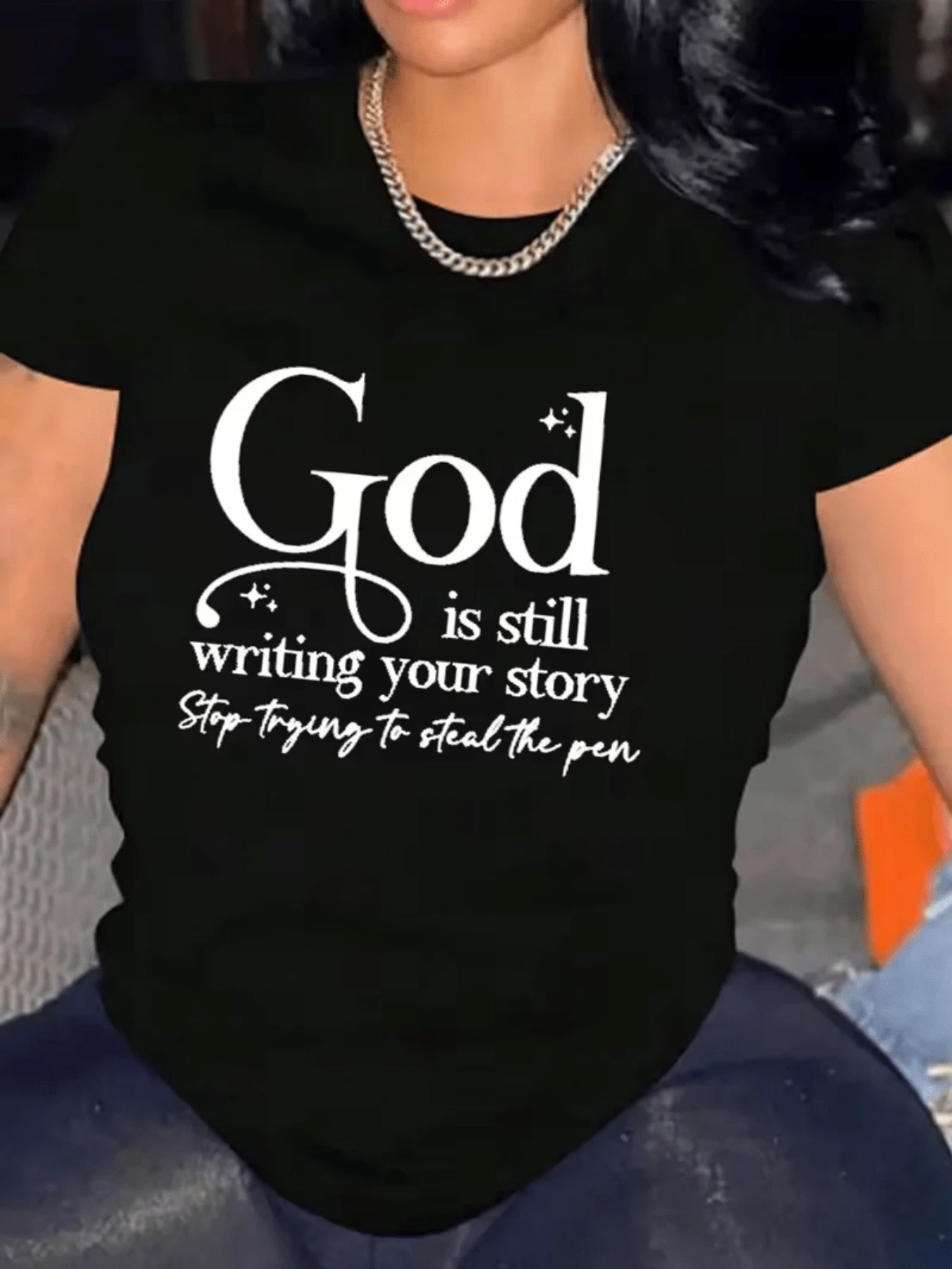 Mensaje inspirador sobre la fe y la esperanza que recuerda que cada etapa de la vida se escribe con propósito y paciencia reflejando confianza en un poder superior camiseta de mujer casual moderna cómoda perfecta para uso diario - Negro - Ver 1