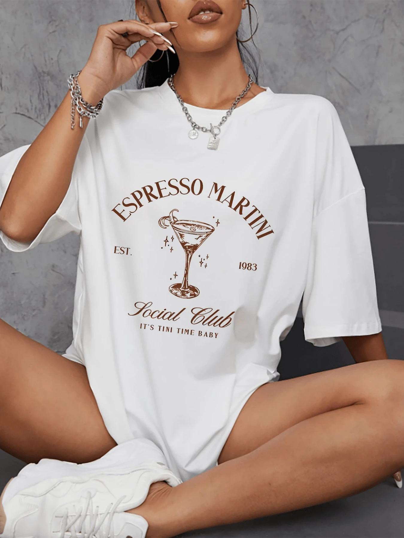 A Glittery Martini Glass Embodies Nighttime Charm And A Passion For Elegant And Fun Moments, Perfect For An Independent And Modern Spirit. A Casual Women's T-Shirt With An Attractive Print. - 白色 - 查看 1