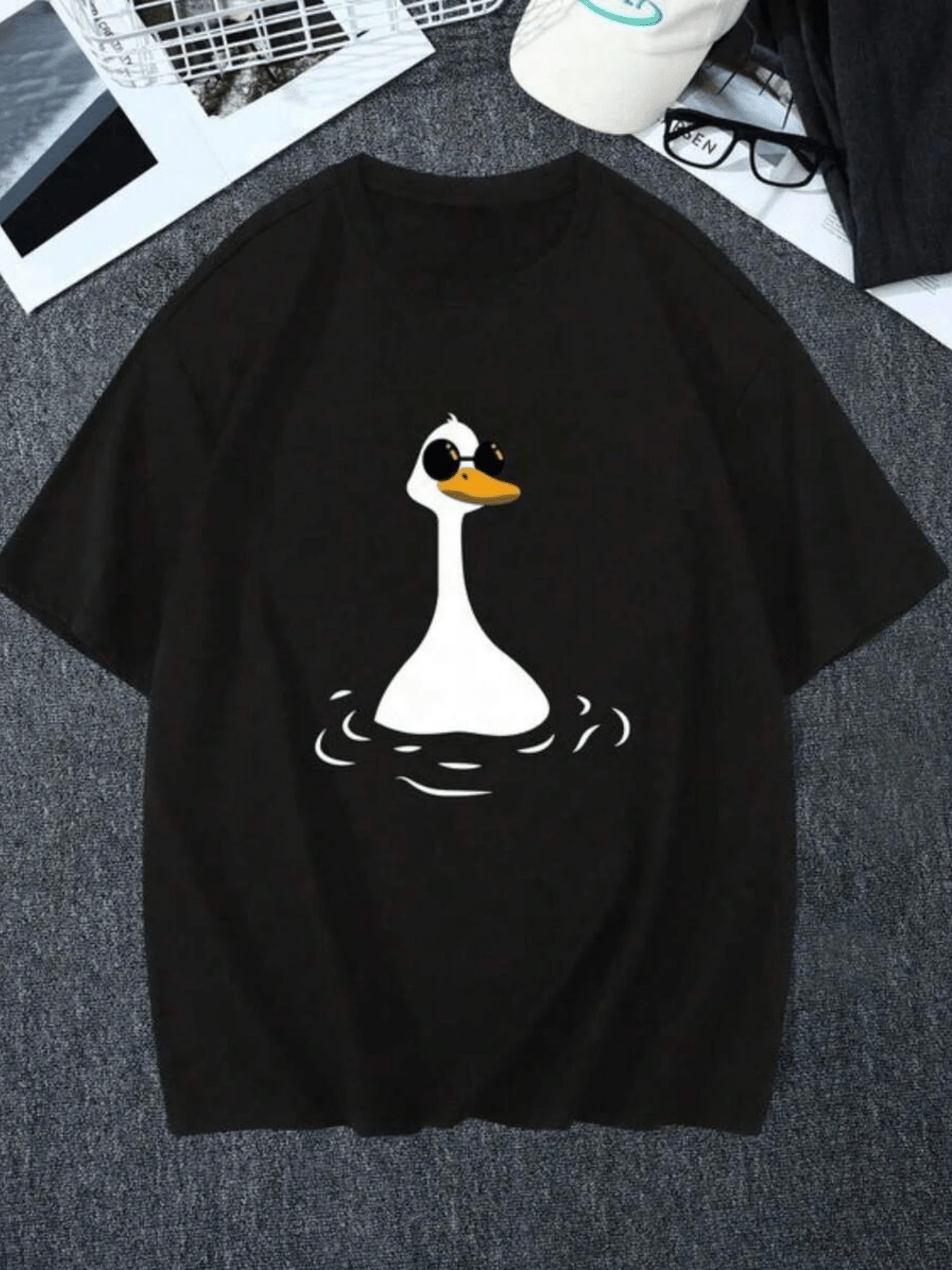 Funny Duck With Sunglasses Floating In The Water Symbolizing A Relaxed Attitude, Humor And Confidence, Ideal For Showing Off A Unique And Cheerful Touch. Modern And Comfortable Casual Women's T-Shirt - 黑色 - 查看 1
