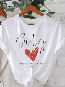 Red Heart Representing Love For The Island Of Sicily And The Beauty Of The Mediterranean Sea, Evoking Passion, Freedom, And Connection With Italy. Women's Casual, Modern, Comfortable T-Shirt For Everyday Wear. - 白色 - 查看 1