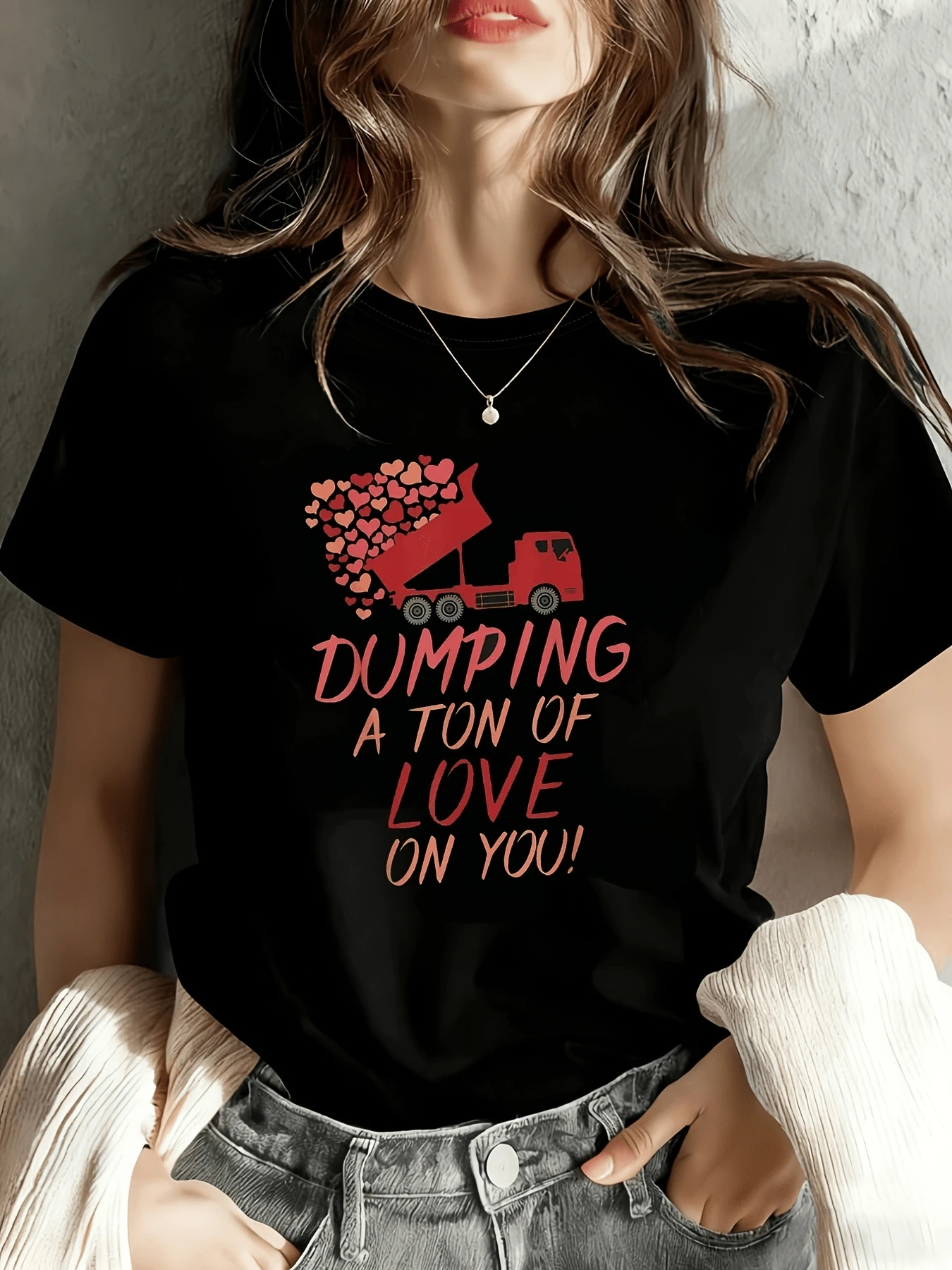 A Red Truck Spilling Many Hearts Symbolizes Generosity And Sincere Affection, Filling The Surroundings With Positive Energy And Tenderness. This Modern Women's T-Shirt Is Ideal For Expressing Everyday Love. - 黑色 - 查看 1
