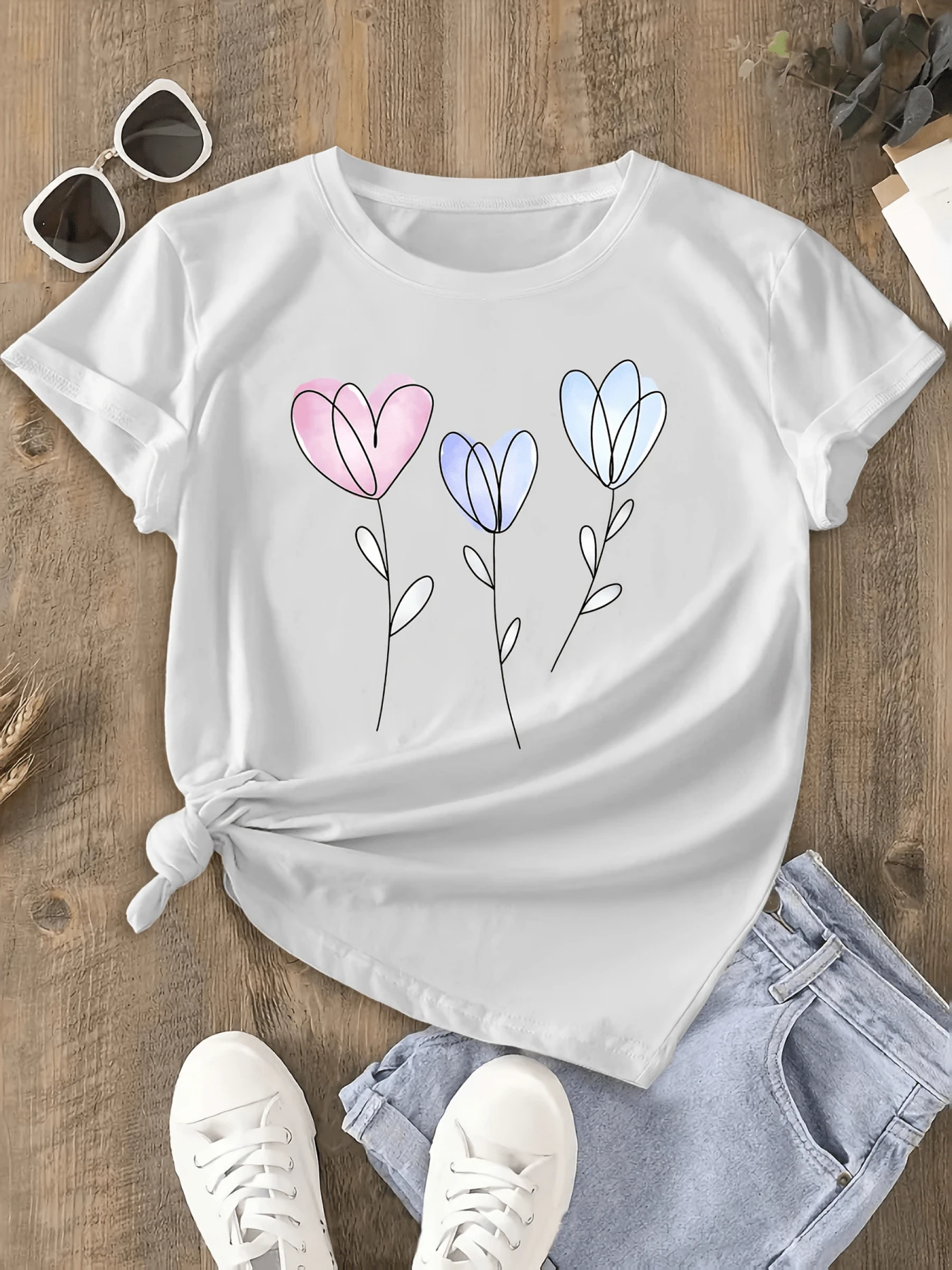 Three Flowers Drawn With Delicate Lines Forming Hearts In Shades Of Pink, Blue, And Lilac Symbolizing Love, Serenity, And Connection With Nature. A Comfortable And Modern Casual Women's T-Shirt For Everyday Wear. - 白色 - 查看 1
