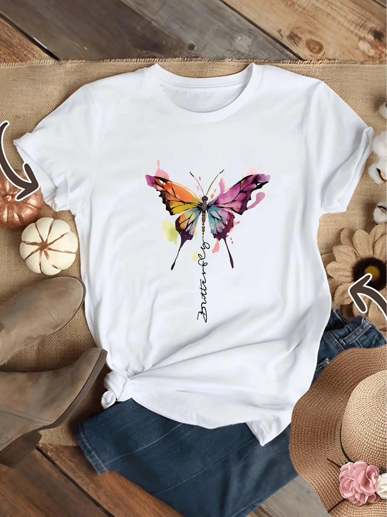 Mariposa multicolor con alas extendidas que simboliza libertad transformación y esperanza en medio de la vida diaria camiseta de mujer casual cómoda para uso diario elegante y moderna - Blanco - Ver 1