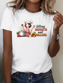Una divertida escena muestra a una cocinera sonriente con gorro blanco y delantal rojo rodeada de verduras frescas ollas y utensilios que transmiten pasión por la cocina y amor por compartir momentos cálidos camiseta de mujer casual moderna para uso diario - Blanco - Ver 8