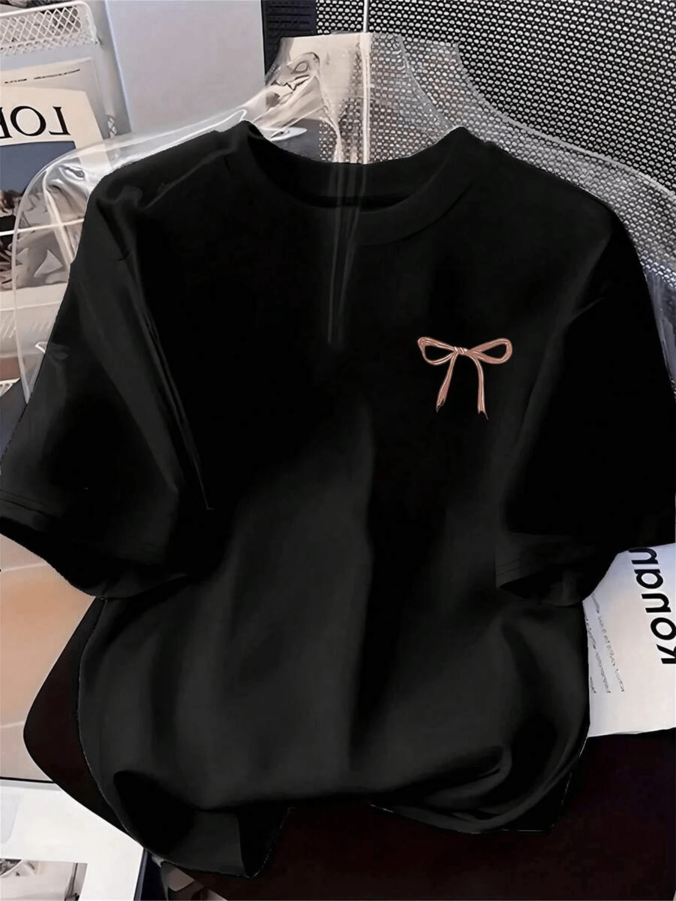 The Pink Ribbon Symbolizes Feminine Delicacy And Sweetness, Representing The Union Between Elegance And Simplicity With A Romantic Touch, Ideal For Conveying Calm And Harmony. A Comfortable Women's T-Shirt For Everyday Wear And Casual Gatherings. - 黑色 - 查看 1