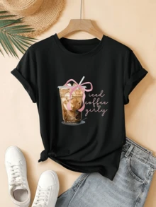 Vaso de café helado con cinta rosa simboliza frescura y energía femenina ideal para amantes del café que buscan estilo relajado camiseta de mujer cómoda y moderna para uso diario - Negro - Ver 6