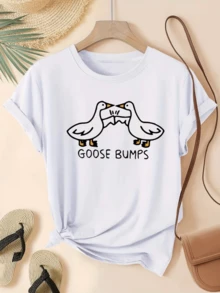 Dos gansos enfrentados sosteniendo una hoja con humor representan la conexión y la armonía en los gestos cotidianos en una divertida camiseta de mujer casual cómoda ideal para el verano - Blanco - Ver 8