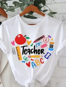 Manzana roja símbolo de conocimiento rodeada de lápiz regla letras coloridas corazón y materiales escolares que representan amor por la enseñanza camiseta de mujer casual cómoda para maestras creativas - Blanco - Ver 8