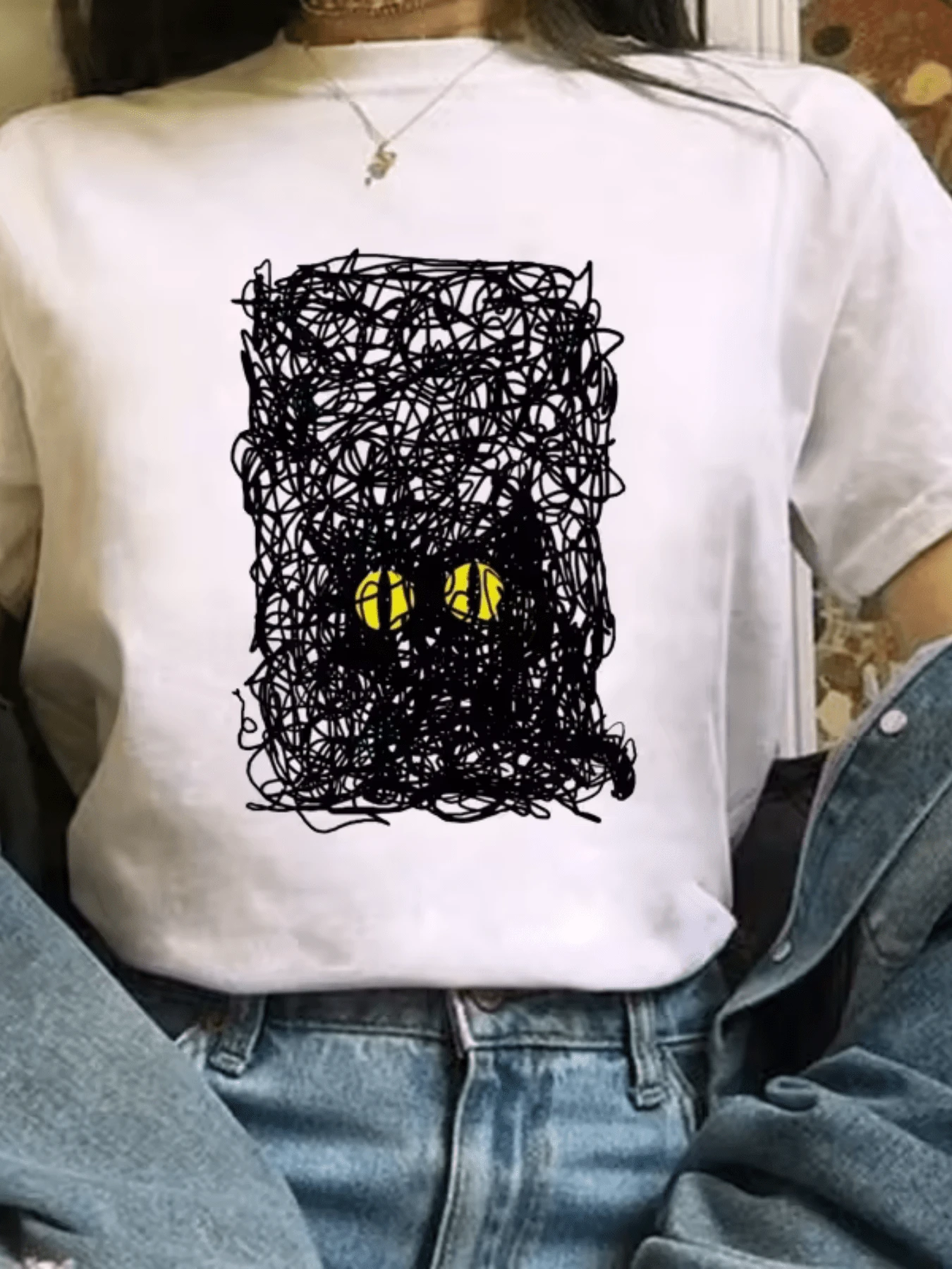 Forma abstracta de líneas caóticas que parecen esconder dos ojos amarillos misteriosos simbolizando curiosidad y energía interior camiseta de mujer casual moderna ideal para uso diario y momentos relajados - Blanco - Ver 1