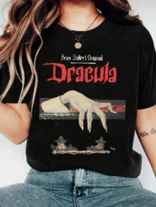 Mano pálida emergiendo de las sombras con la inscripción Bram Stoker's Dracula evocando misterio gótico esta camiseta de mujer es perfecta para los amantes de lo macabro y lo clásico captura la esencia del terror literario un regalo ideal para ella. - Negro - Ver 8