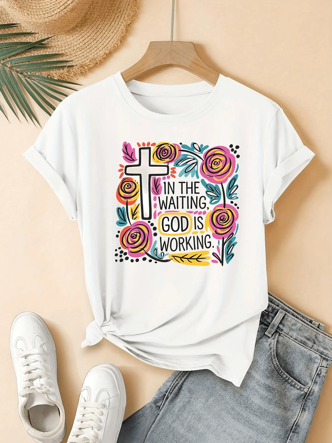 Cruz rodeada de flores coloridas que simbolizan esperanza fe y energía divina mientras las palabras inspiran confianza y serenidad en los días de espera camiseta de mujer casual cómoda para uso diario - Blanco - Ver 1