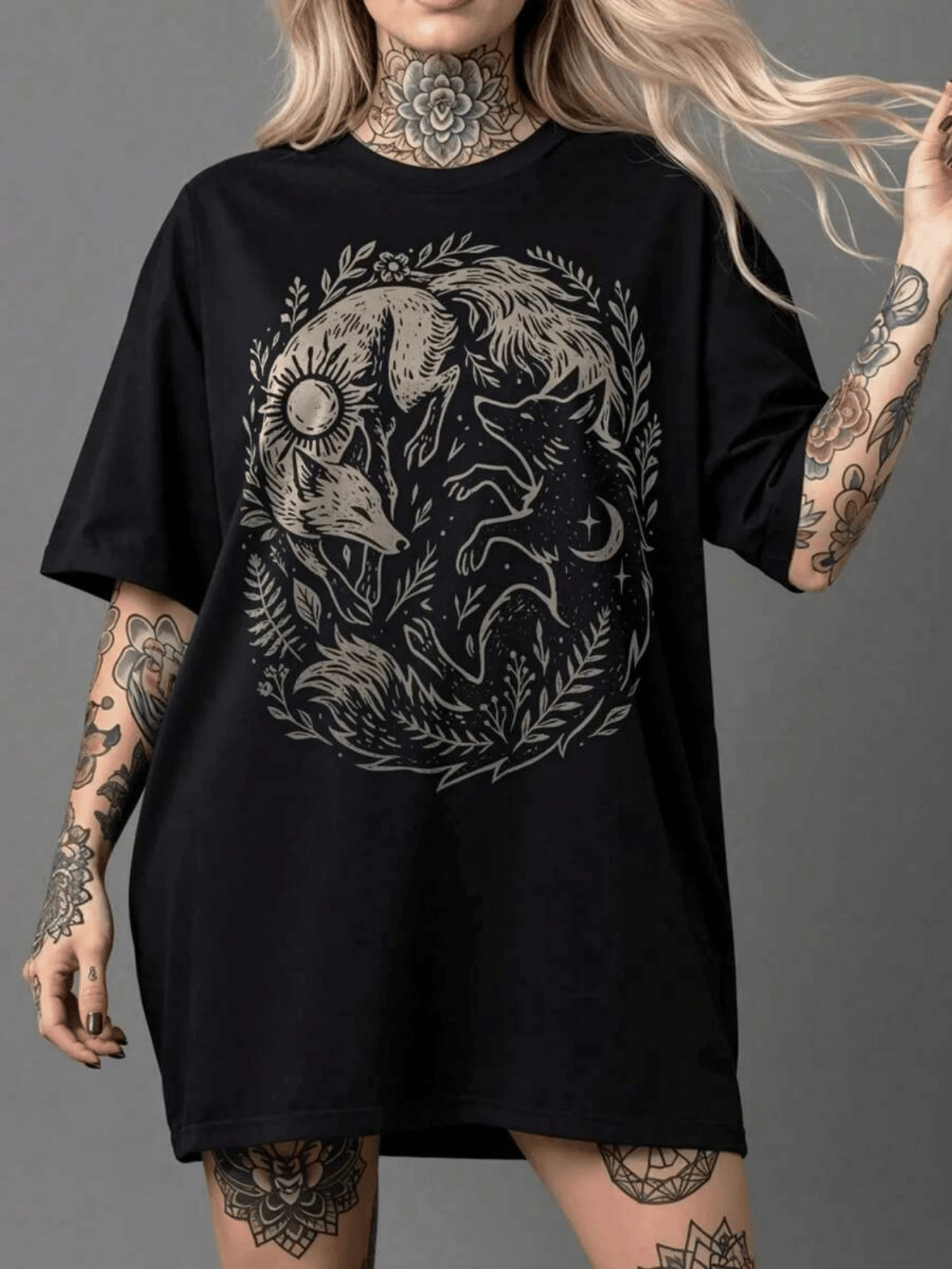 zorros cósmicos bailando bajo el sol y la luna un círculo místico de hojas representa la naturaleza y el universo la camiseta de mujer con un arte único espiritual para destacar tu individualidad moderna. - Negro - Ver 1