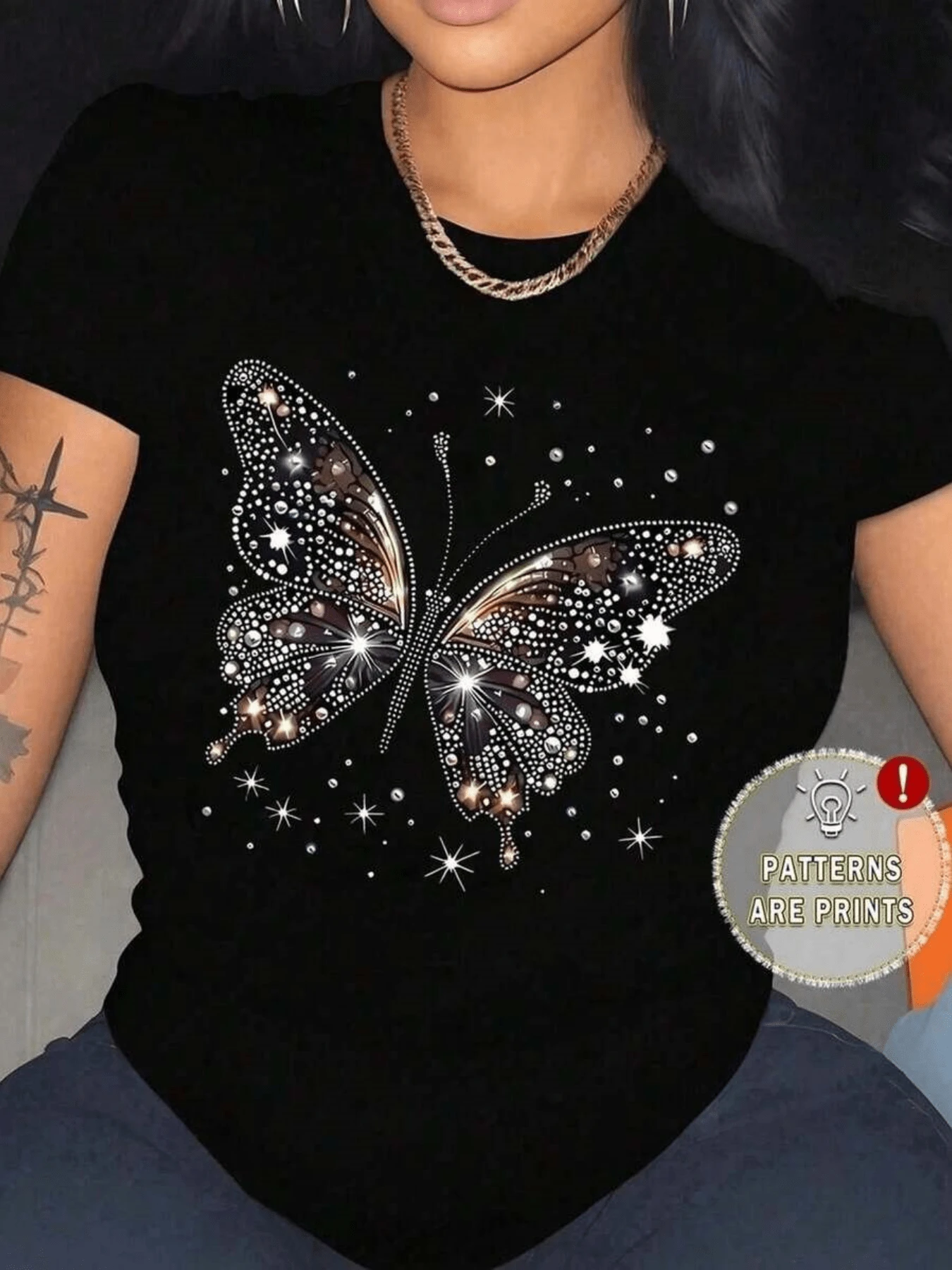 Mariposa brillante formada por destellos luminosos y pequeñas estrellas que evocan libertad belleza y transformación en un fondo oscuro creando un efecto celestial camiseta de mujer casual elegante para uso diario - Negro - Ver 1