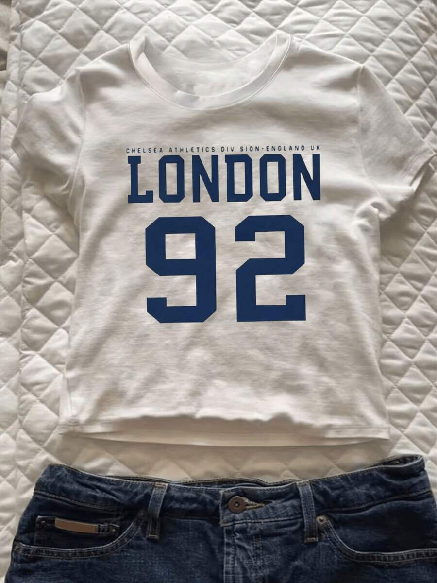 Número 92 y palabra London evocan energía juvenil urbana y espíritu deportivo de Inglaterra reflejando conexión con ritmo moderno de la ciudad camiseta de mujer casual moderna cómoda para uso diario - Blanco - Ver 1