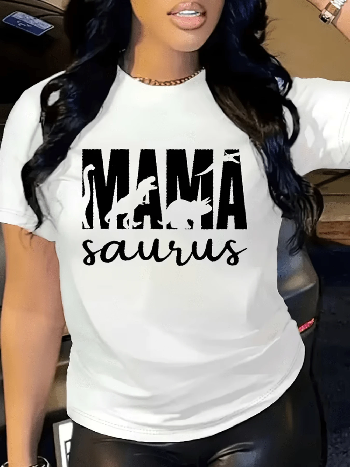 Figura divertida con siluetas de dinosaurios que simbolizan la fuerza y ternura de las madres modernas transmitiendo energía positiva y amor Camiseta de mujer casual cómoda ideal para uso diario - Blanco - Ver 1