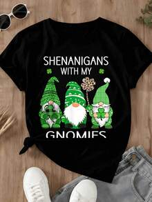 Tres pequeños gnomos vestidos de verde sosteniendo tréboles que simbolizan la suerte y la amistad en una composición alegre y divertida camiseta de mujer casual cómoda ideal para celebraciones y uso diario - Negro - Ver 1