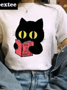 Gato con ojos amarillos que sostiene un libro rosado simbolizando humor travieso y curiosidad femenina en estilo moderno camiseta de mujer casual divertida para uso diario - Blanco - Ver 1