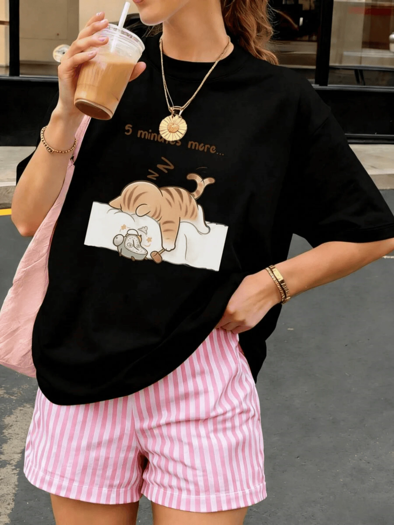Gato adorable durmiendo con un despertador indicando 5 minutos más expresión perfecta de un perezoso matutino captura la ternura y la pereza universal en esta camiseta de mujer con estampado de gato. - Negro - Ver 1