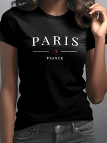 Palabras que evocan la elegancia urbana de París con tonos patrios y estilo moderno reflejando amor por la ciudad luz y un espíritu cosmopolita camiseta de mujer moderna casual sofisticada para uso diario - Negro - Ver 1