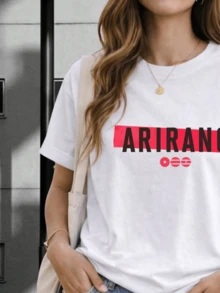 Palabras rojas que evocan energía y fuerza con símbolos minimalistas que representan equilibrio y conexión en un fondo claro camiseta de mujer moderna casual para uso diario - Blanco - Ver 8