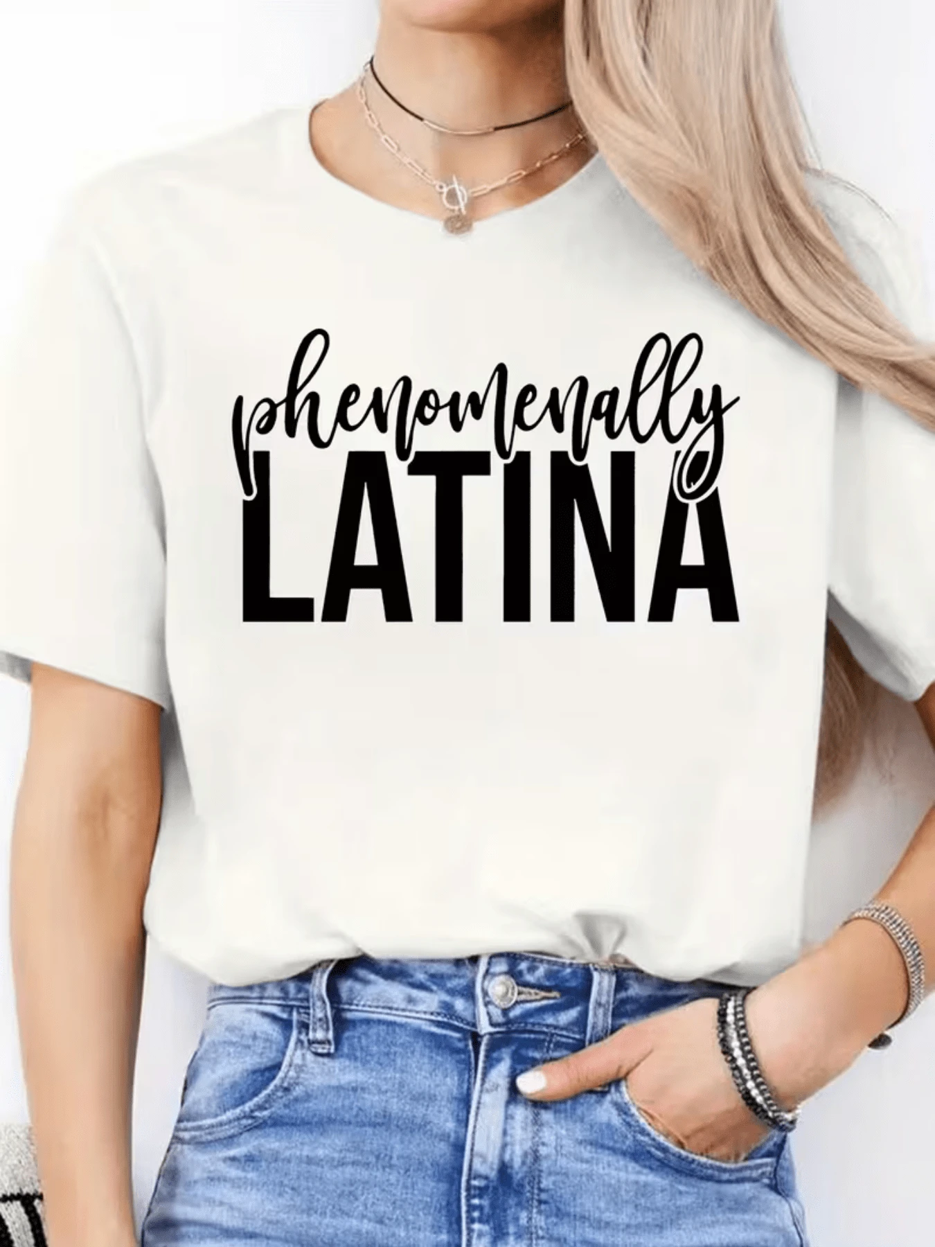 Frase poderosa sobre orgullo y fuerza femenina latina que inspira confianza y celebra la identidad con tipografía moderna camiseta de mujer casual cómoda para uso diario - Blanco - Ver 1