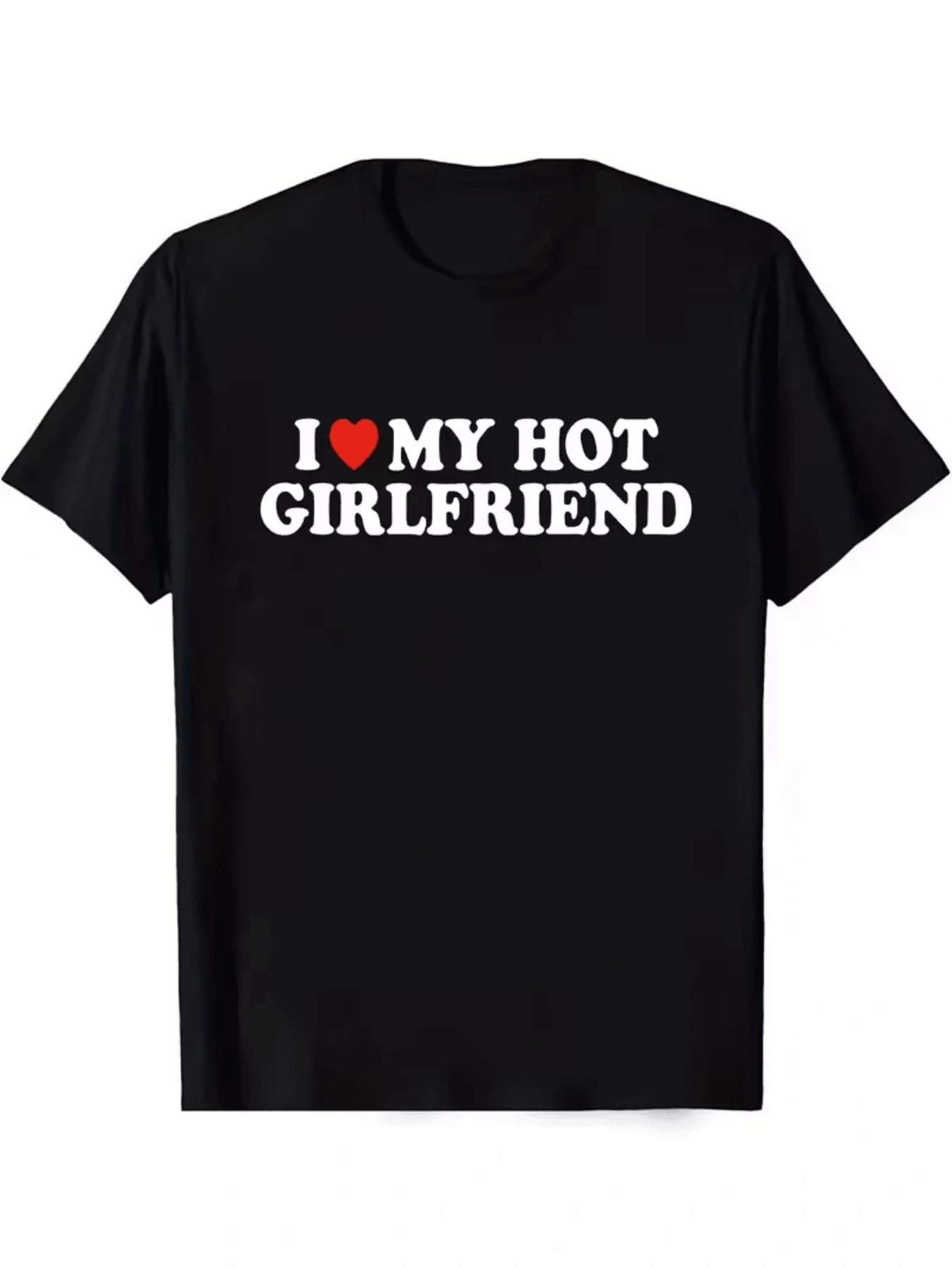 Corazón rojo acompañado de frase divertida que expresa cariño y orgullo hacia la pareja con letras grandes de tono blanco que transmiten energía positiva y confianza camiseta de mujer casual cómoda para uso diario - Negro - Ver 1