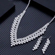 Bộ trang sức gồm dây chuyền và bông tai đính kim cương, lấp lánh, thích hợp cho trang phục dự tiệc. - Bạc - Xem 2