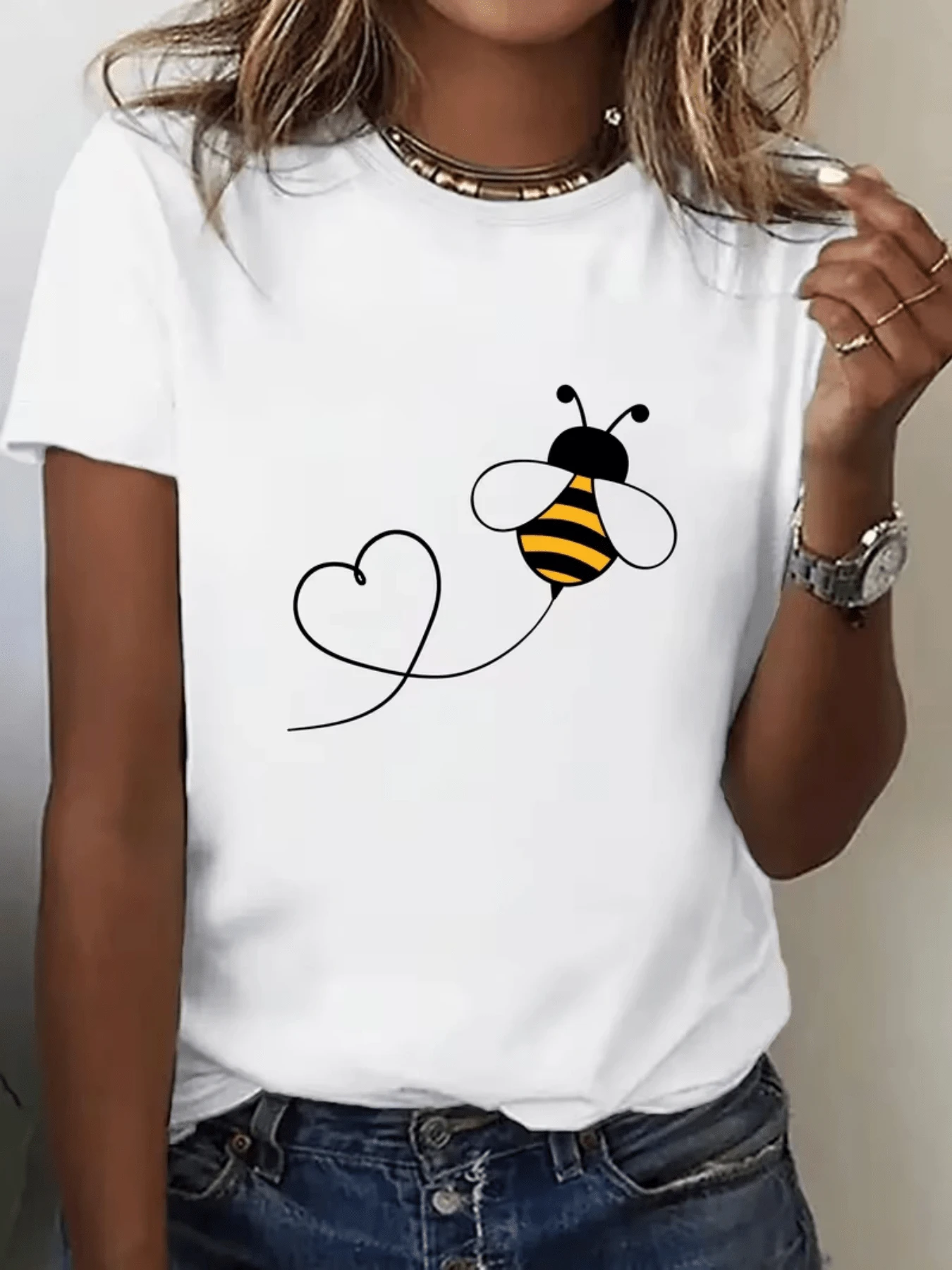Abeja con alas delicadas que forma un corazón en su vuelo simbolizando energía dulce amor y libertad camiseta de mujer casual cómoda para uso diario moderna y atractiva - Blanco - Ver 1